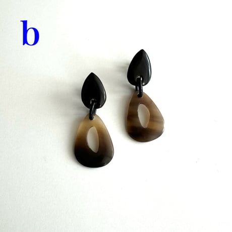 変型しずく型小ぶりイヤリング　ブラック＆ブラウン　ESY14011E