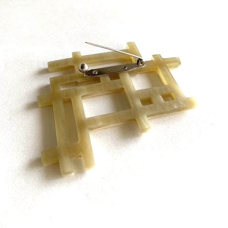 格子変型デザインブローチ（ホワイト）BLD18002