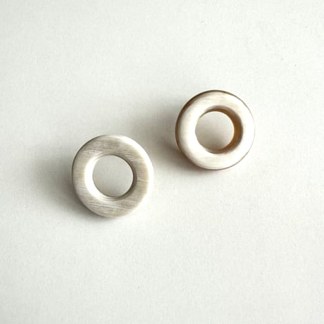 シンプルサークルピアス　ホワイト　ELD23001