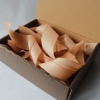 ギフトラッピング(箱)　木の緩衝材入り
