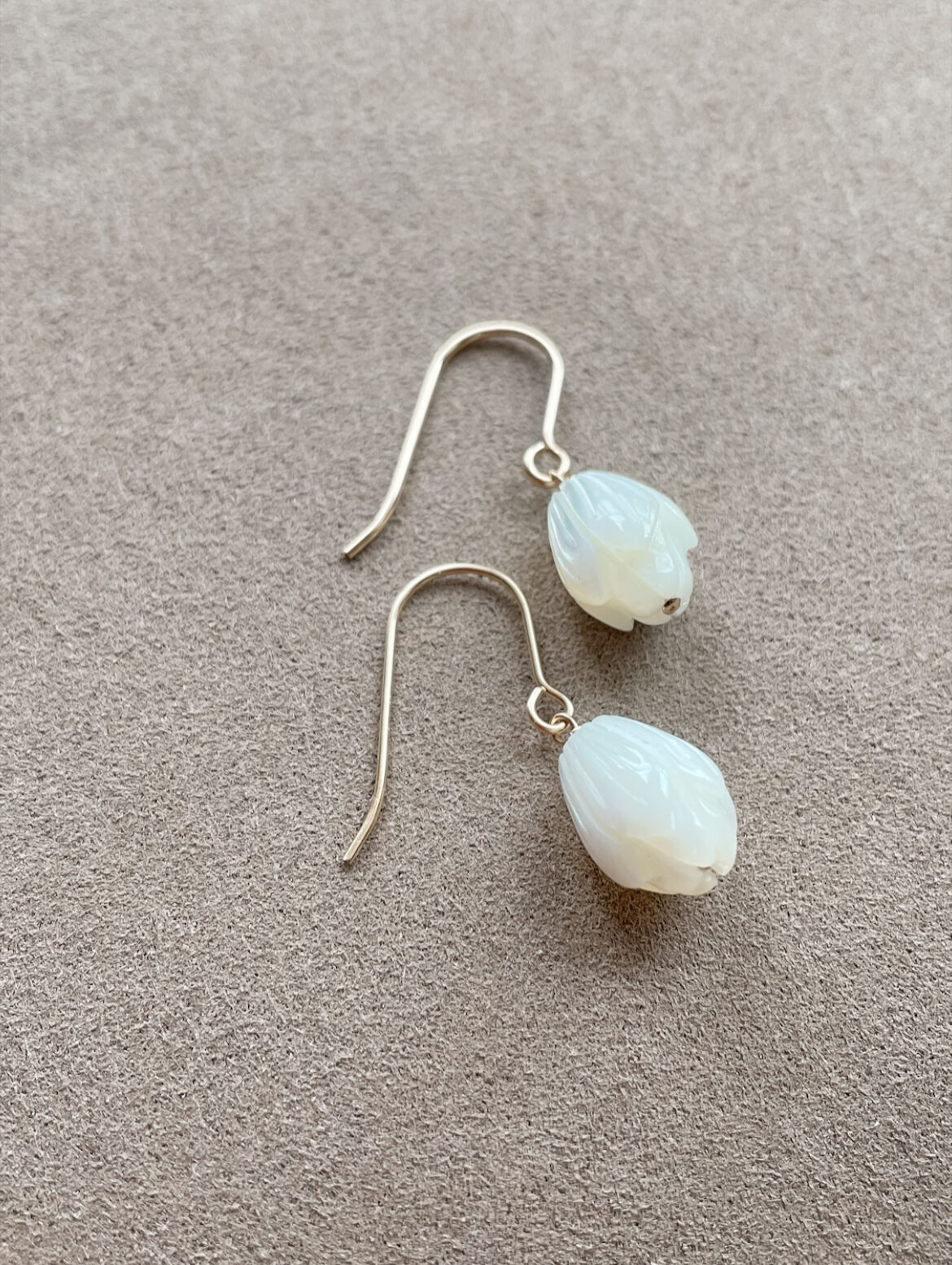 ピカケ　シェル貝 ロングピアス ホワイト 3連ドロップ型 ピカケシェルピアス | Valo jewel