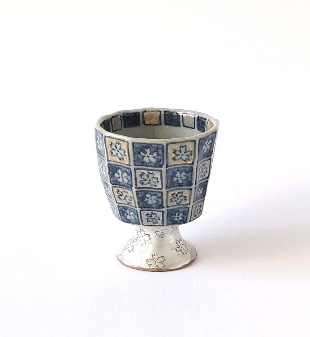 染付、盃 染付市松桜 リキュール盃｜内田 裕子 | ギャラリー洛中洛外