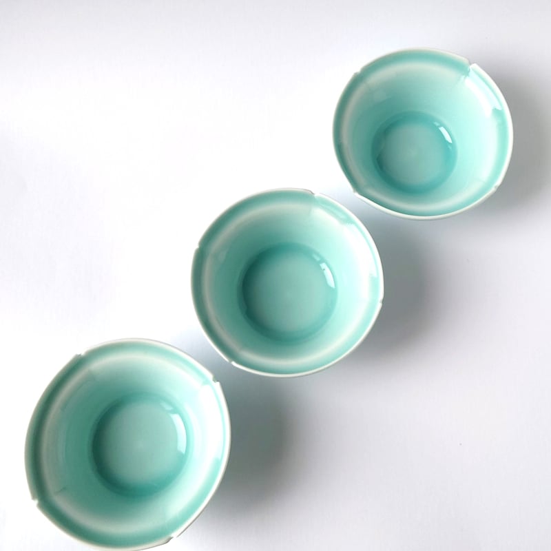 三田焼青磁陰刻唐人図輪花小鉢2個 [B25624] 三田焼青磁陰刻唐人図輪花