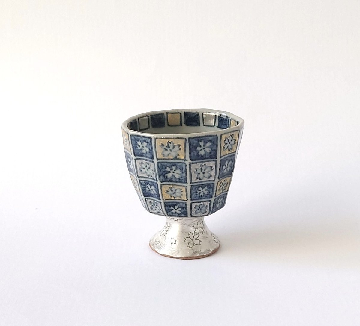 染付市松桜 リキュール盃｜内田 裕子 | ギャラリー洛中洛外