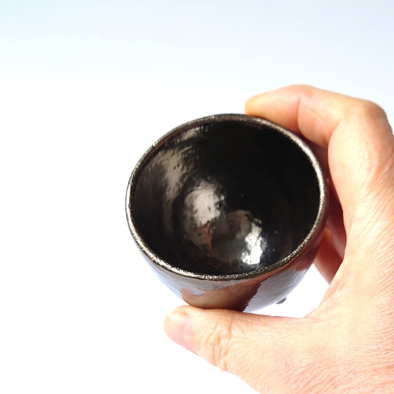 四足 黒 ぐい呑｜番浦 匠 | ギャラリー洛中洛外