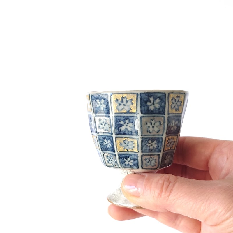 染付市松桜 リキュール盃｜内田 裕子 | ギャラリー洛中洛外