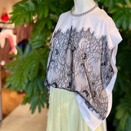 レース付きTシャツ