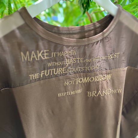 オーガンジー刺繍ロゴTシャツ