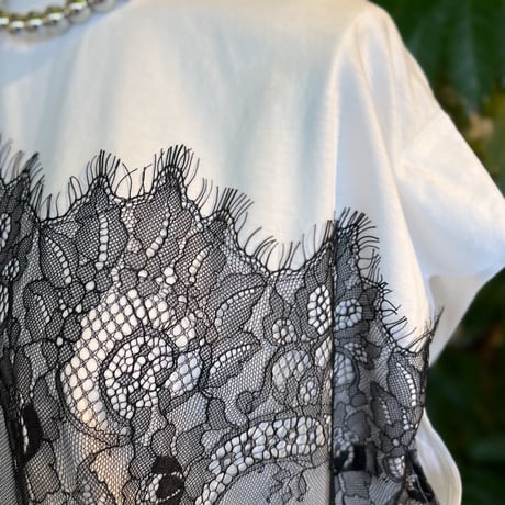 レース付きTシャツ