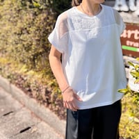 オーガンジー刺繍ロゴTシャツ