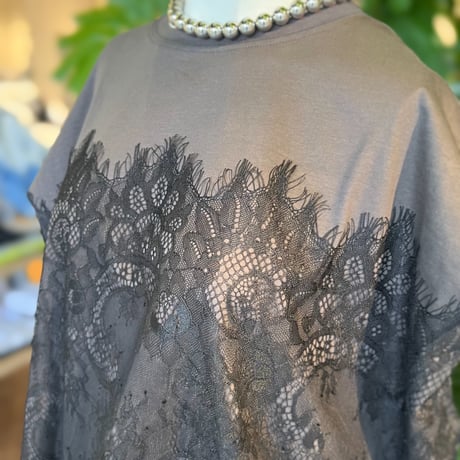 レース付きTシャツ