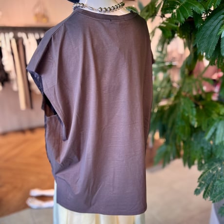 レース付きTシャツ