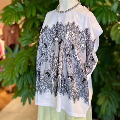 レース付きTシャツ