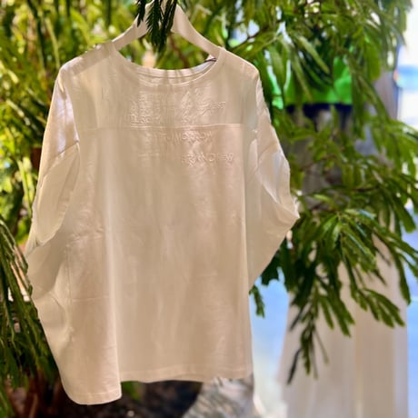 オーガンジー刺繍ロゴTシャツ