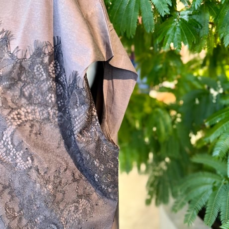 レース付きTシャツ