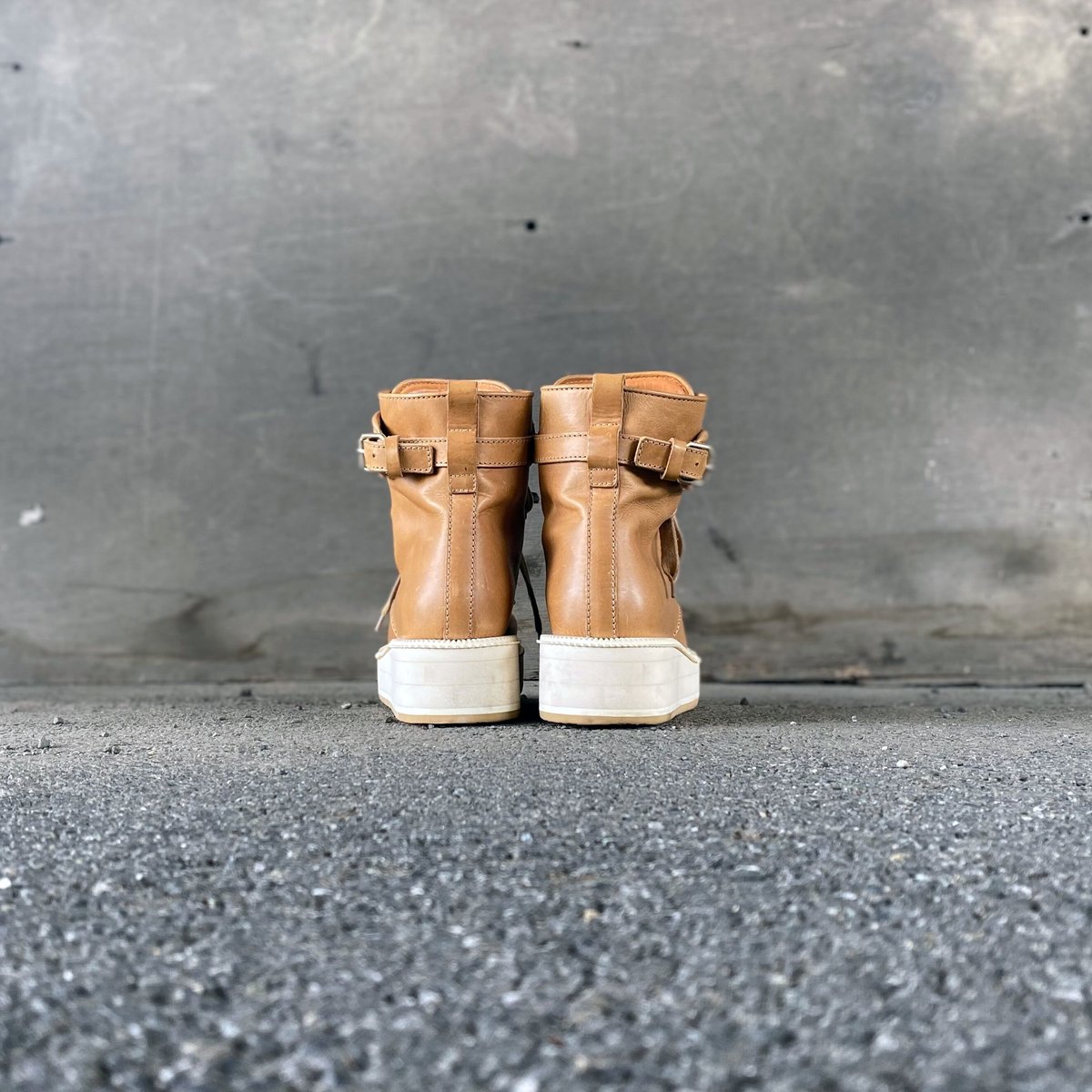 High-top Leather Sneakers／GIVENCHY BY RICCARDO 