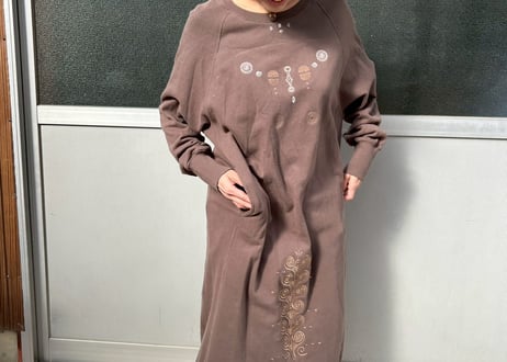 ナチュラル×トライバルな刺繍スウェットワンピース　-アップサイクル古着-