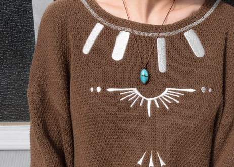 ネイティブ刺繍の100%コットンニットトップス　-刺繍のアップサイクル古着-