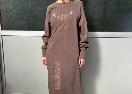 ナチュラル×トライバルな刺繍スウェットワンピース　-アップサイクル古着-
