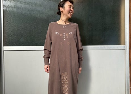 ナチュラル×トライバルな刺繍スウェットワンピース　-アップサイクル古着-