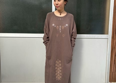 ナチュラル×トライバルな刺繍スウェットワンピース　-アップサイクル古着-