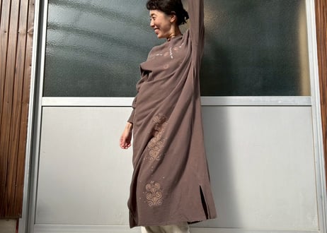 ナチュラル×トライバルな刺繍スウェットワンピース　-アップサイクル古着-