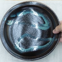 【クラフトなかつか】龍門司焼 大皿 21cm 黒釉青流