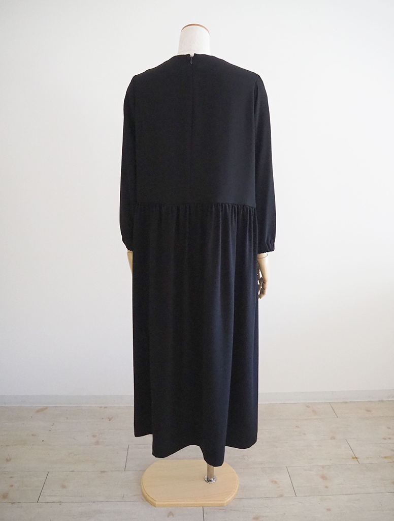 美品 ノーコントロールエアー ライトクレープダブルクロスギャザー切替ワンピース NO CONTROL AIR (ノーコントロールエアー) アセテート