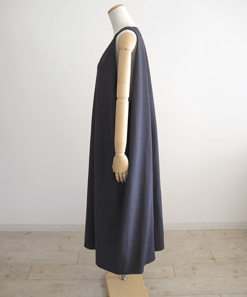 オクタグラムポリエステル艶消平織VネックAラインワンピース/NO  