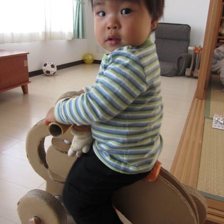 段ボール製【よんりんしゃ】元気な男の子（2歳以上）にぴったり！雨の日の退屈解消！室内用の常用バイク[ギフトに最適]