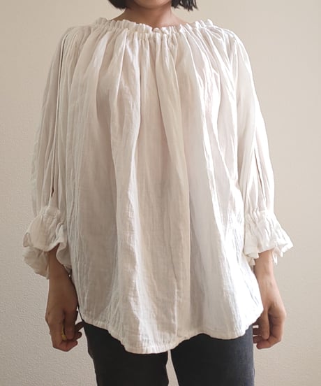 空気の着心地を纏う(まとう)服。カラダが喜ぶ、カラダに寄り添う MATOU tops I