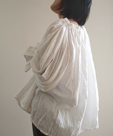 空気の着心地を纏う(まとう)服。カラダが喜ぶ、カラダに寄り添う MATOU tops I