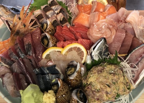 【とおるの刺盛り(松)】店主も食べたい高級感！その日限りの特別な刺盛り