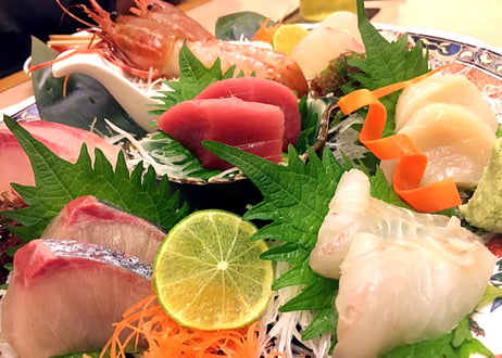 【とおるの刺盛り(梅)】プロの目利きで厳選！旬魚の刺盛り(推奨2〜4人名様分)