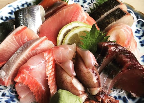【とおるの刺盛り(梅)】プロの目利きで厳選！旬魚の刺盛り(推奨2〜4人名様分)