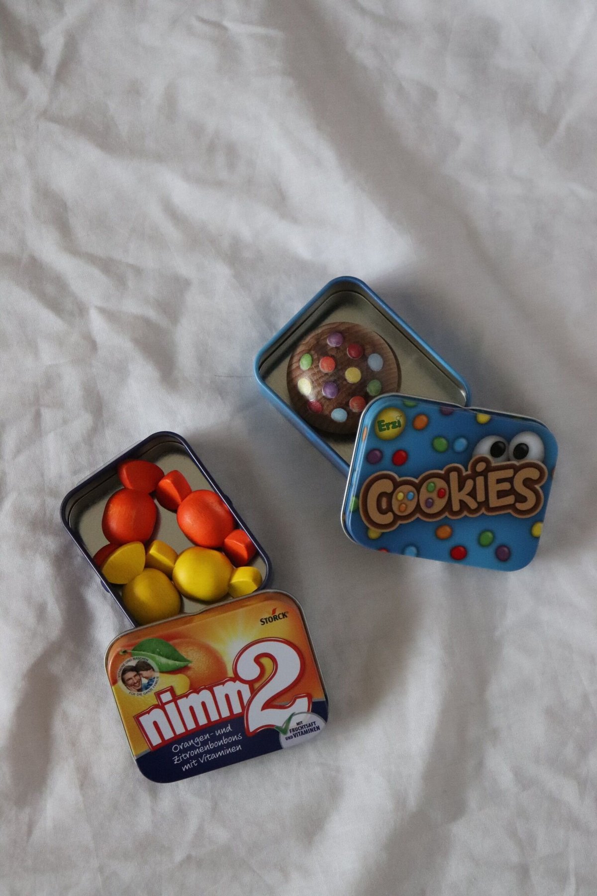 Erzi cookies in a tin | hanakao