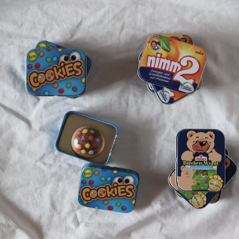 Erzi cookies in a tin | hanakao