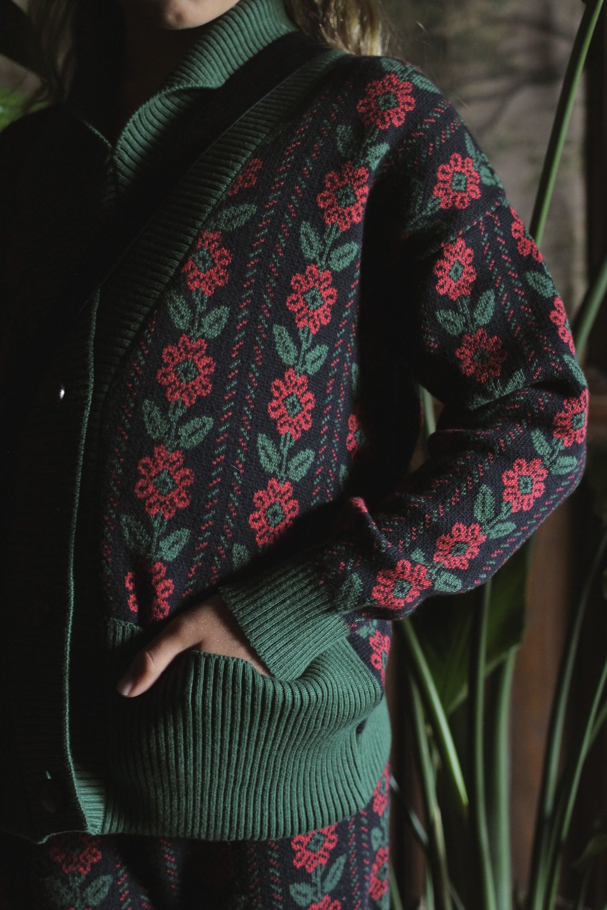 【*。様 限定大幅値下げ美品秋冬おすすめ　Bonjour diary花柄ジャケッ Bonjour Red Flower Cardigan | hanakao