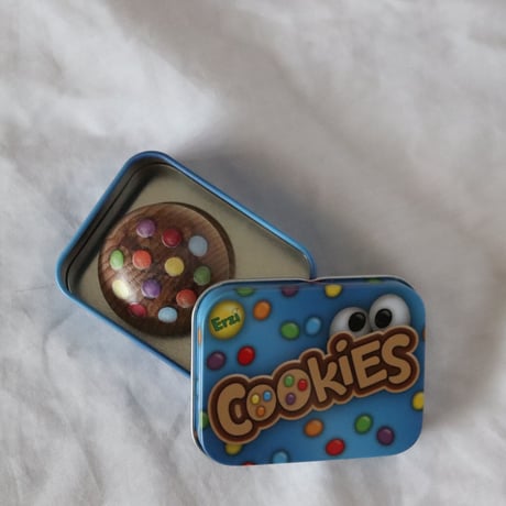 Erzi  cookies in a tin