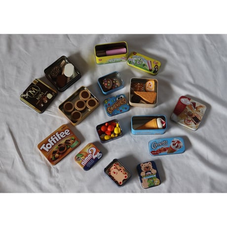 Erzi  cookies in a tin