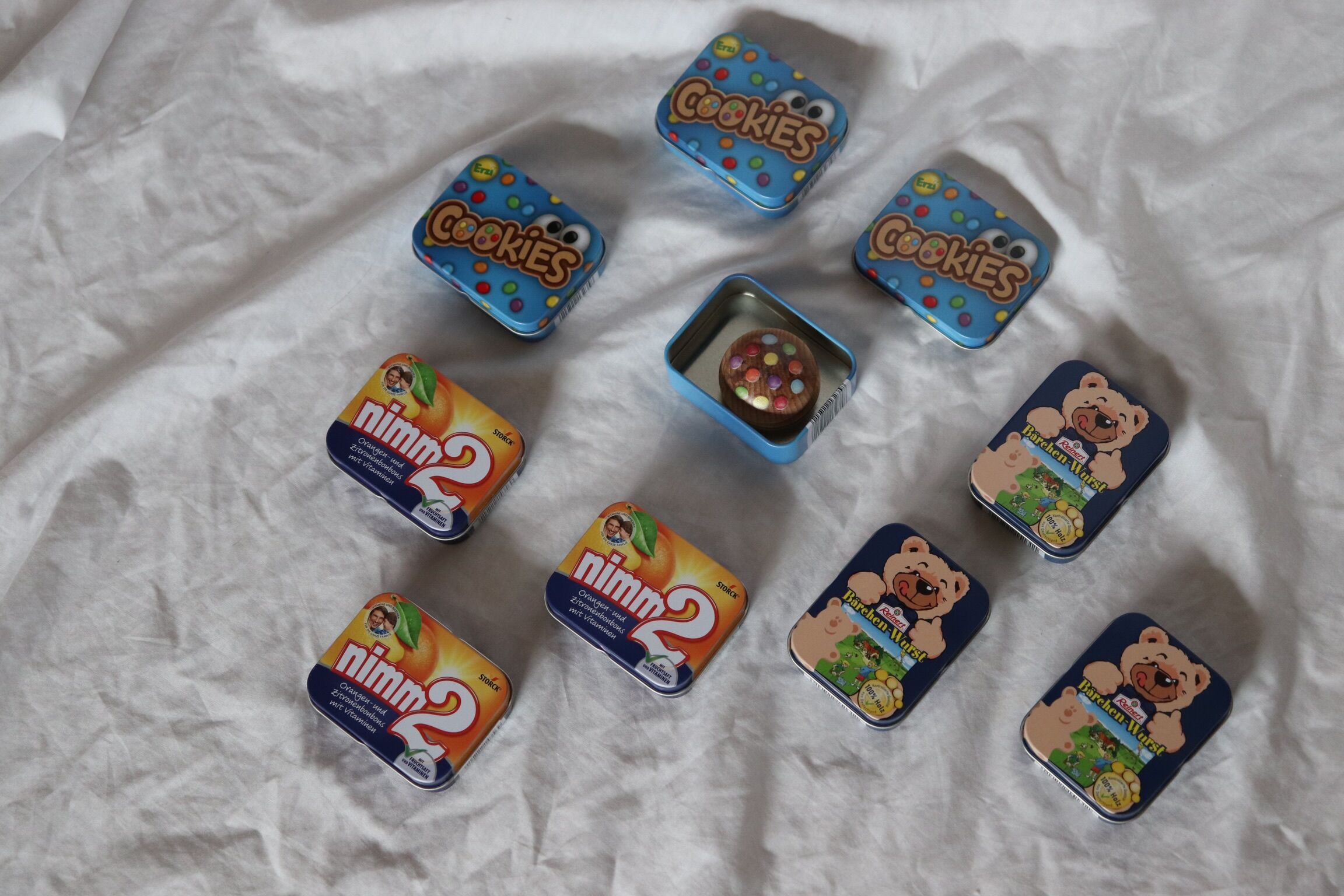 Erzi cookies in a tin | hanakao