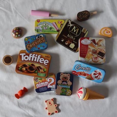 Erzi  cookies in a tin