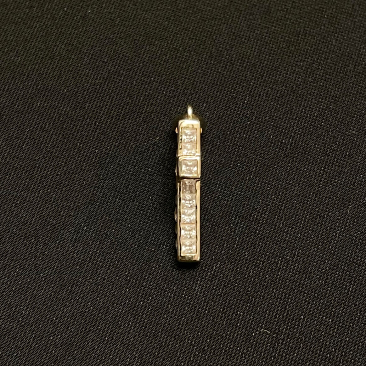 AVALANCHE クロス型ペンダント イエローゴールド 10金 ジルコニア 10金