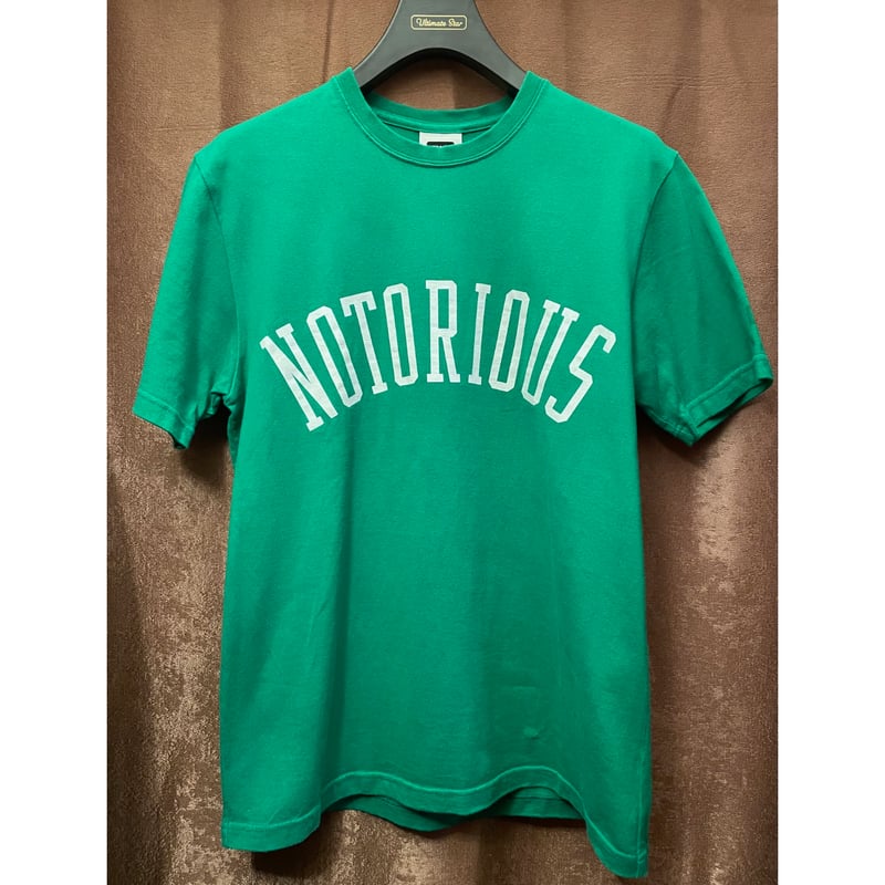 MADE IN JAPAN製 SWAGGER 「NOTORIOUS」プリントTシャツ グリーン MADE IN JAPAN製 SWAGGER 「NOTORIOUS」プリントTシャツ グリーン