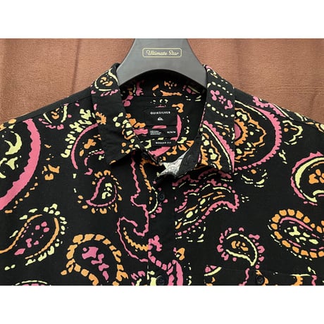 QUIKSILVER MODERN FIT 半袖ペイズリー柄アロハシャツ ブラック Mサイズ