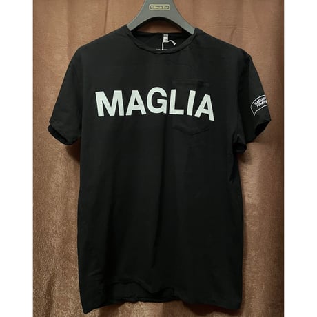 ★新品★ MADE IN ITALY製 MAGLIA 2024年SSモデル「MAGLIA」ポケット付きプリントクルーネックTシャツ ブラック S～Lサイズ