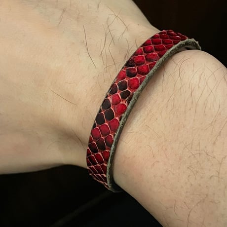 HANDMADE IN ITALY製 型押しスネーク柄レザーブレスレット レッド