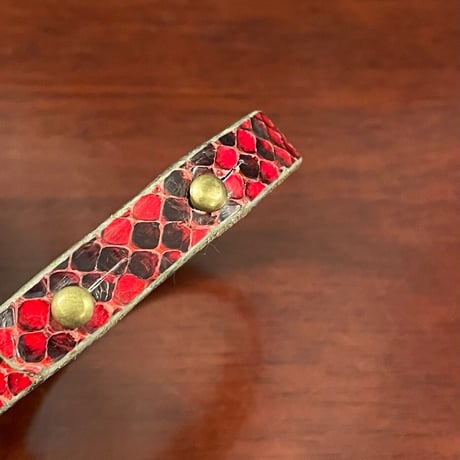 HANDMADE IN ITALY製 型押しスネーク柄レザーブレスレット レッド