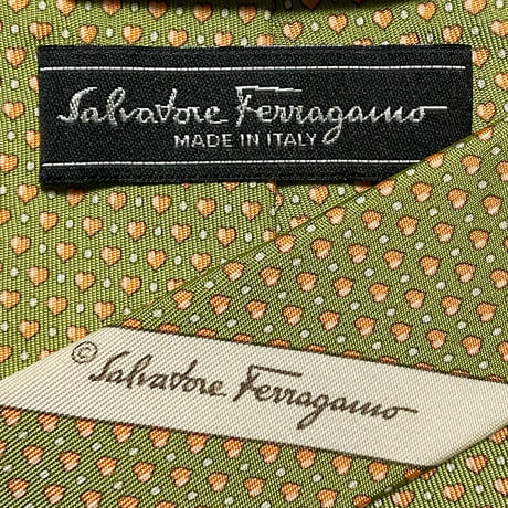 ▲訳あり商品▲ MADE IN ITALY製 Salvatore Ferragamo ハート総柄シルクネクタイ オリーブ