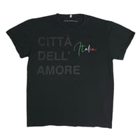 ★新品★ MADE IN ITALY製 MAGLIA 2025年SSモデル 「CITTA DELL AMORE ITALIA」 ポケット付きプリントクルーネックTシャツ ブラック S～XLサイズ